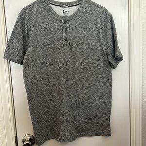 Lee Men's Short Sleeve Soft Washed Cotton Henley T-Shirt. Size Medium